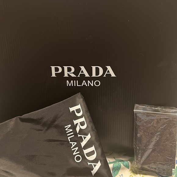 White authentic Prada sneakers, excellent condition used them twice size 40 - Picture 6 of 6